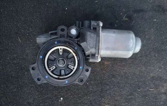 Hyundai ix35 Front door window regulator motor 402391B