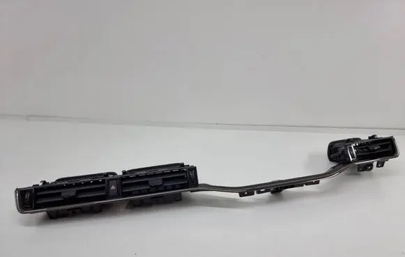 Land Rover Evoque II Dash center air vent grill p8d201412b