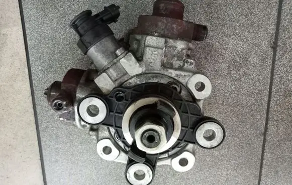 Ford C-MAX I Fuel injection high pressure pump 129046