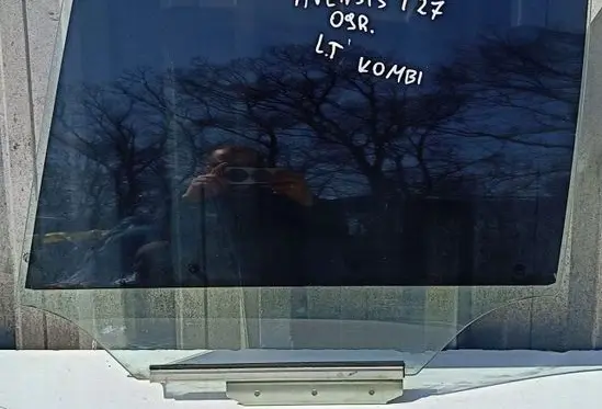 Toyota Avensis T270 Sliding door window/glass 