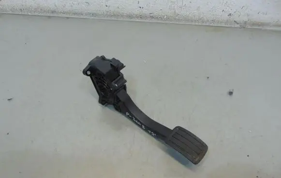Peugeot 3008 II Accelerator throttle pedal 7685978