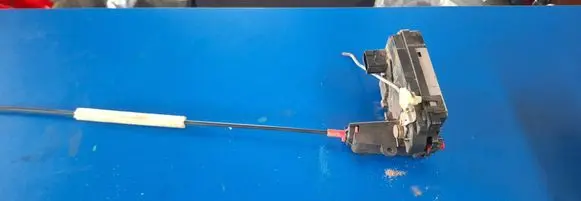 Opel Zafira B Rear door lock 13210738