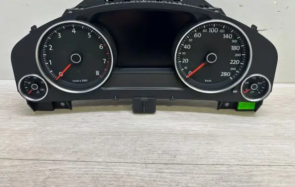 Volkswagen Touareg II Speedometer (instrument cluster) 7P6920880B