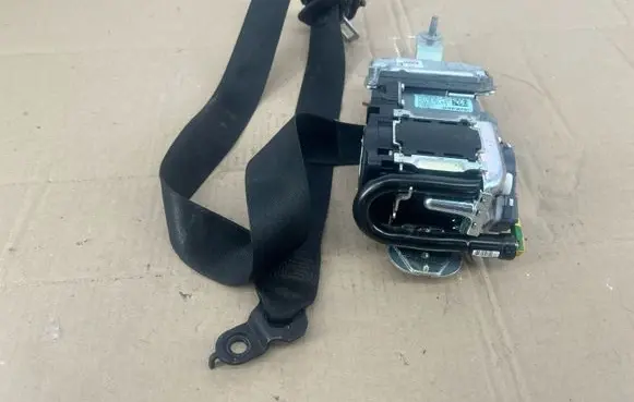 Mercedes-Benz E W212 Front seatbelt 610035800D 27051277 524740367