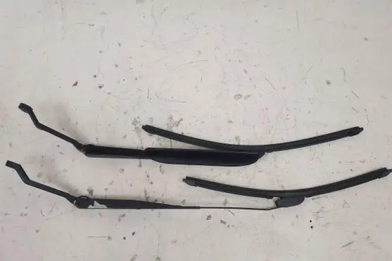 Honda CR-V Front wiper blade arm