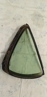 Rear vent window glass