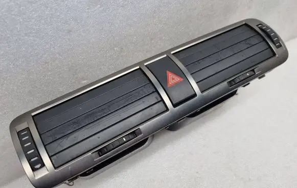 Skoda Superb B5 (3U) Dash center air vent grill 3U0820951A