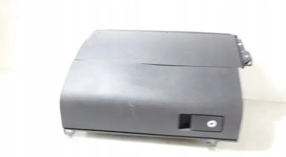 Volkswagen Touran II Glove box