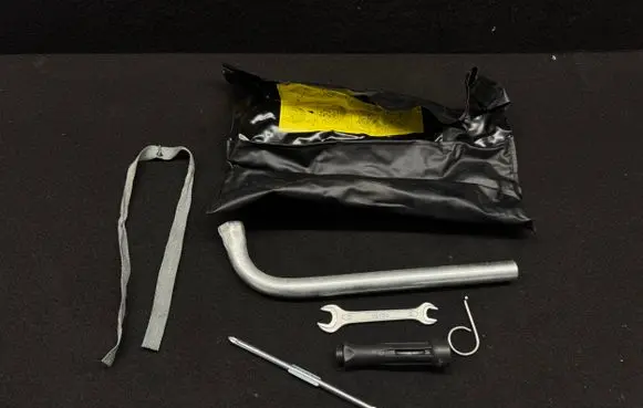 Volkswagen PASSAT B5.5 Tool set 893010026E