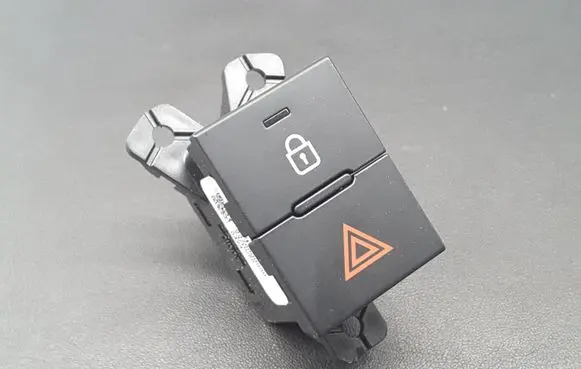 Hyundai i20 (BC3 BI3) Hazard light switch 93790Q00004X