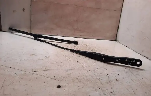 Front wiper blade arm