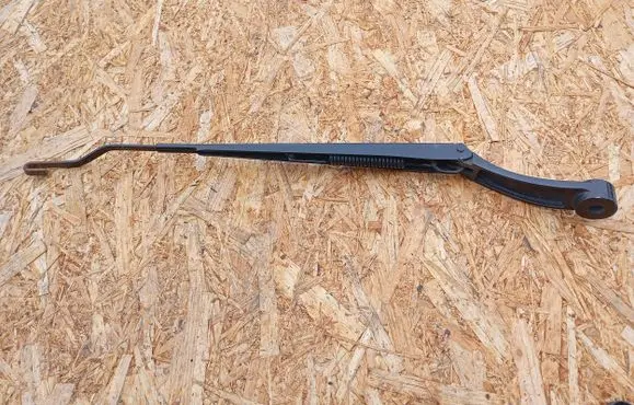 Hyundai i30 Front wiper blade arm 420011203