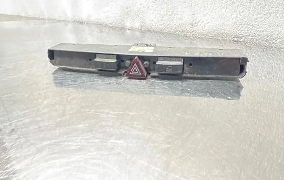 Opel Astra H Hazard light switch 13100105