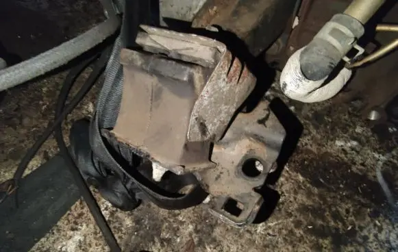 Nissan Navara D40 Engine mount bracket
