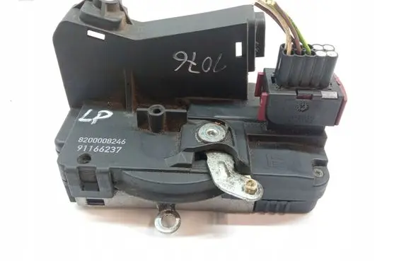 Opel Vivaro Front door lock 8200008246