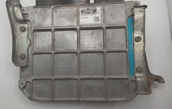 Toyota Avensis T270 Engine control unit/module 8966105F10 MB2754002440