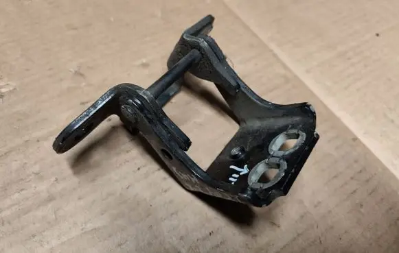 Jeep Cherokee III KJ Rear door lower hinge