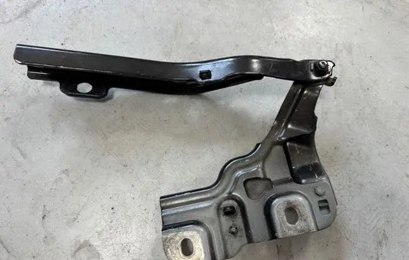 Audi Q3 F3 Engine bonnet/hood hinges 83A8233012