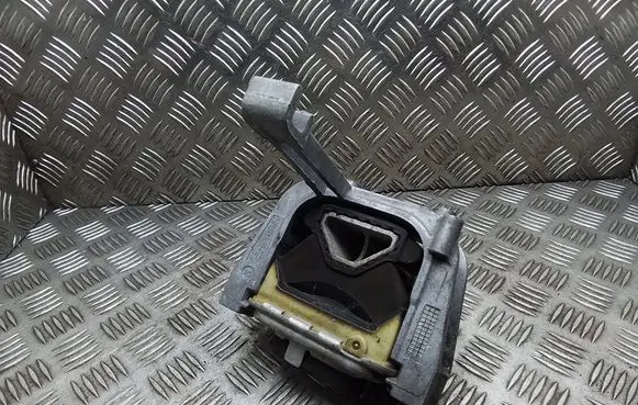 Volkswagen PASSAT B8 Engine mount bracket 3Q0199262J