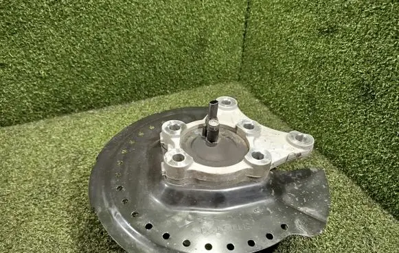 Rear wheel hub spindle/knuckle