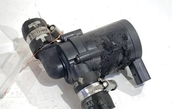 Volvo XC60 Oil filter mounting bracket 702074570