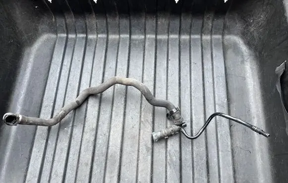 Engine coolant pipe/hose