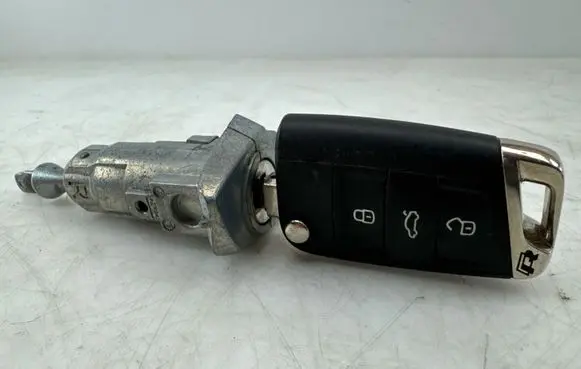 Volkswagen Golf VII Front door lock (next to the handle) 5G0837167