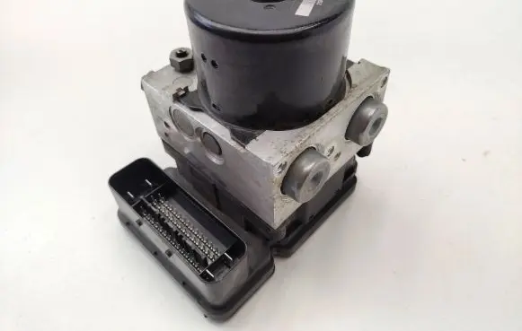 Volvo V70 ABS Pump 31261142 000404974D0 10092604043