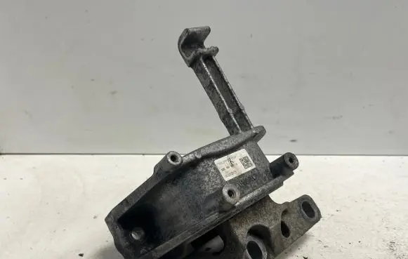 Volkswagen PASSAT B8 Engine mount bracket 3Q0199262J
