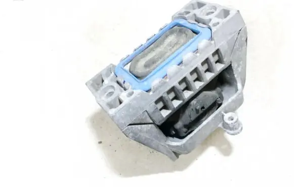 Volkswagen PASSAT B7 Engine mount bracket 1k0199262