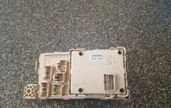 Toyota Avensis Verso Fuse module 8922144040
