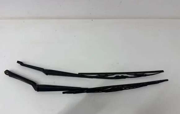 Front wiper blade arm