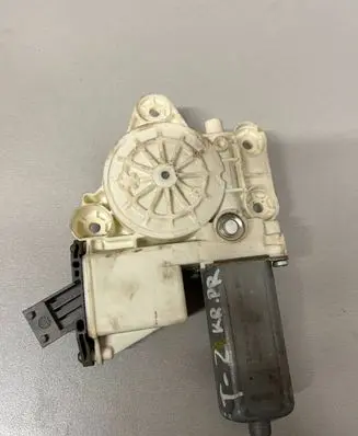 Toyota Avensis T250 Front door window regulator motor 6982005050