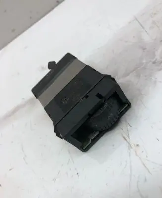 Volkswagen PASSAT B5.5 Seat heating switch 3B0963563C