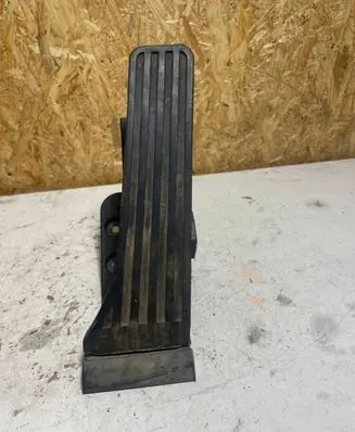 Mercedes-Benz E W212 Accelerator throttle pedal A2043000004 261109