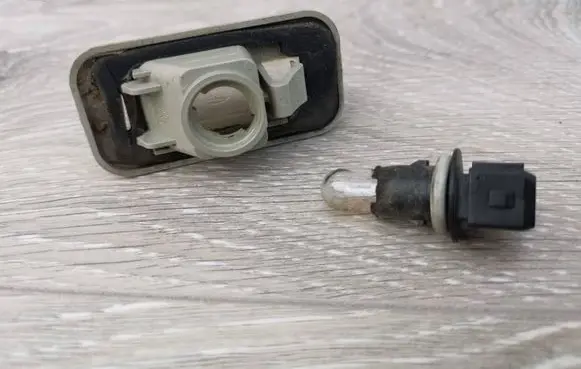 Toyota Avensis T250 Number plate light