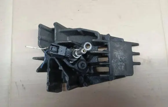 Engine mounting bracket