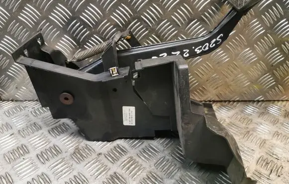 Mercedes-Benz C W203 Brake pedal 2032900401 A2032900401