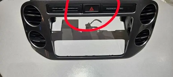 Volkswagen Tiguan Hazard light switch 5N0953509A