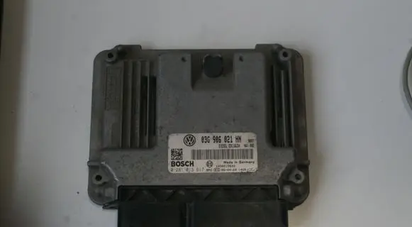Volkswagen Touran I Engine control unit/module 03G906021HN 0281013617