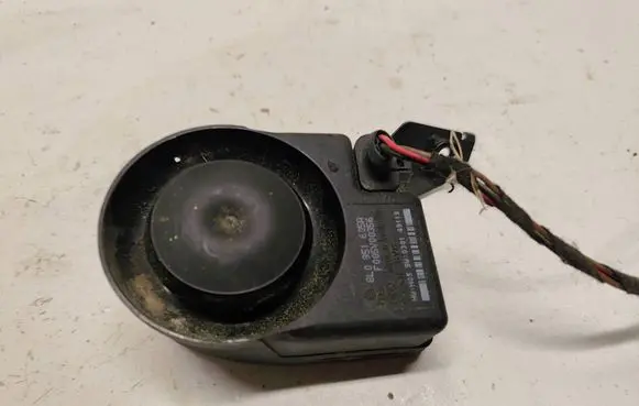 Audi A4 S4 B7 8E 8H Alarm system siren 8L0951605A
