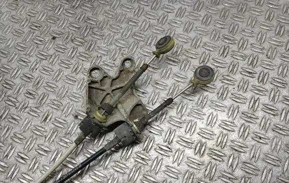 Opel Zafira B Gear shift cable linkage 5555684705R