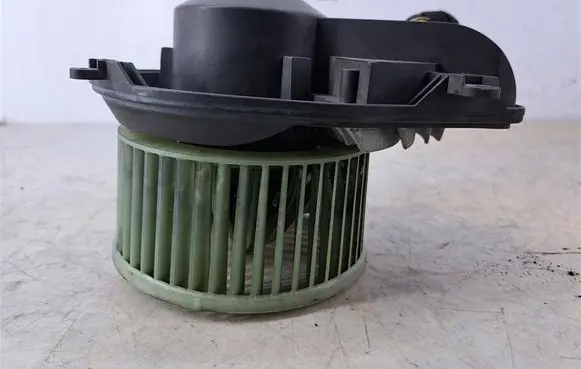 Volkswagen PASSAT B5 Heater fan/blower 8D1820021