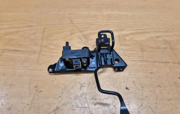Honda CR-V Glove box lock 