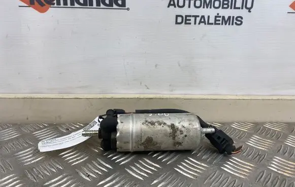 Volkswagen PASSAT B6 Windscreen/windshield washer pump 1J0973722