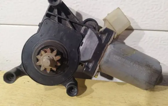 Mercedes-Benz C W202 Front door electric window regulator 0130821709