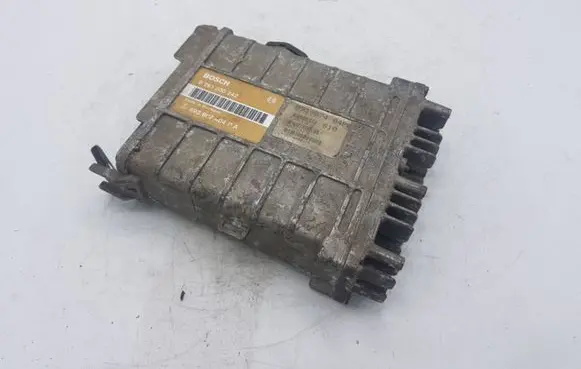 Volkswagen Golf III Engine control unit/module 893907404PA 0261200242