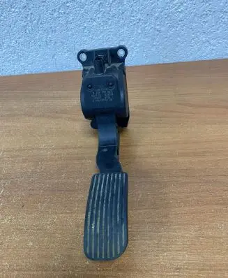 Mercedes-Benz Sprinter W906 Accelerator throttle pedal A9063000304 E1288