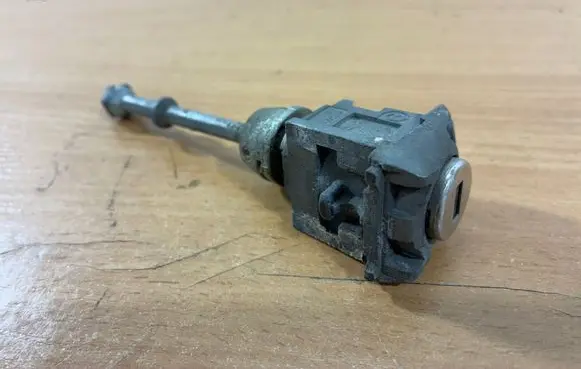 Peugeot 207 Front door lock (next to the handle) 59395J01