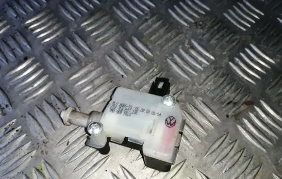 Volkswagen Touareg I Tailgate boot lock/latch motor 7L6827238